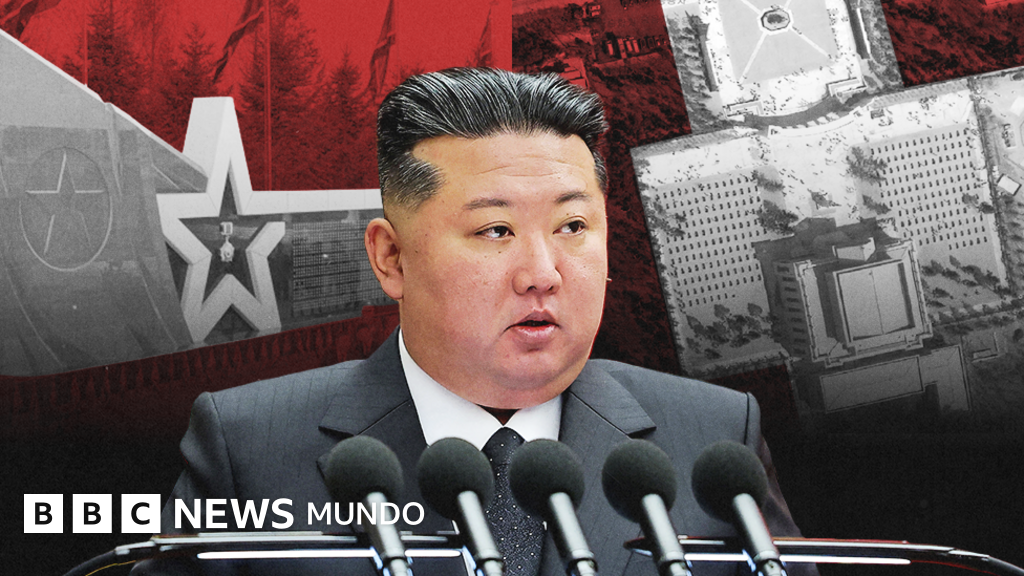Norcorea construye monumento — La imagen muestra a Kim Jong Un dando un discurso. Detrás de él, se ve un primer plano del muro con los nombres de soldados y una imagen satelital del complejo a la derecha.. Foto de: BBC Mundo