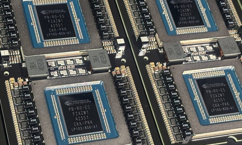 ganancias récord — Los chips de NVIDIA, como el Groq 3, son exhibidos en la conferencia GTC, reflejando el auge de la inteligencia artificial. Foto de: Max A. Cherney/Reuters