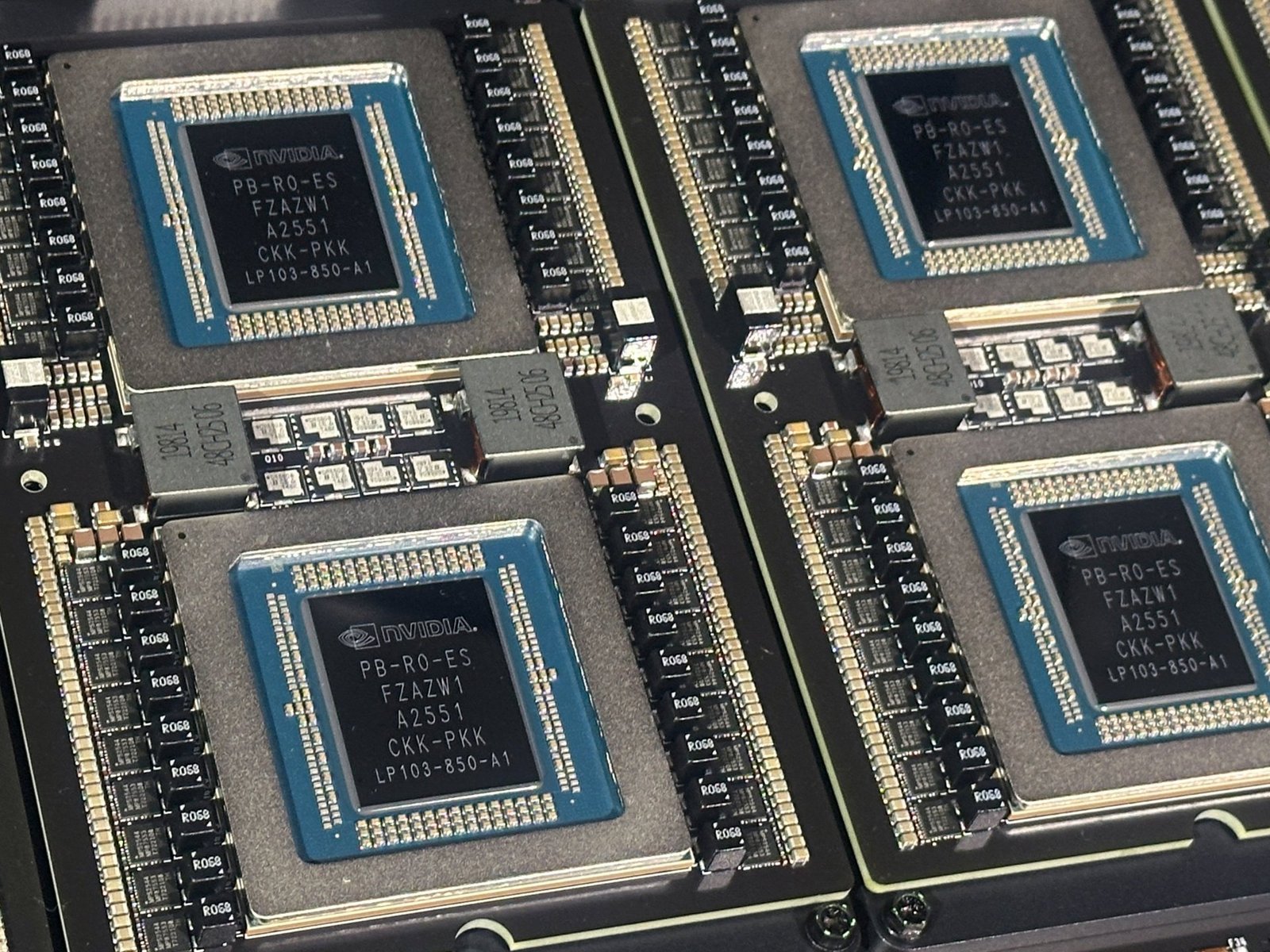 ganancias récord — Los chips de NVIDIA, como el Groq 3, son exhibidos en la conferencia GTC, reflejando el auge de la inteligencia artificial. Foto de: Max A. Cherney/Reuters