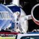 OMS advierte rastreo — Personas con ropa de protección personal descienden de un avión.