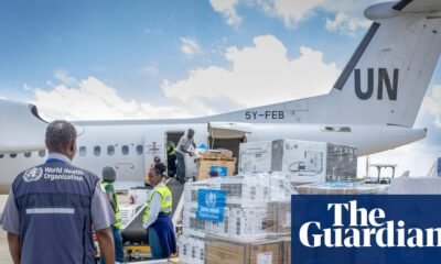 casos sospechosos — Trabajadores cargan suministros médicos en paletas en un avión de la ONU, en el contexto de una respuesta sanitaria. Foto de: The Guardian