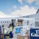 casos sospechosos — Trabajadores cargan suministros médicos en paletas en un avión de la ONU, en el contexto de una respuesta sanitaria. Foto de: The Guardian