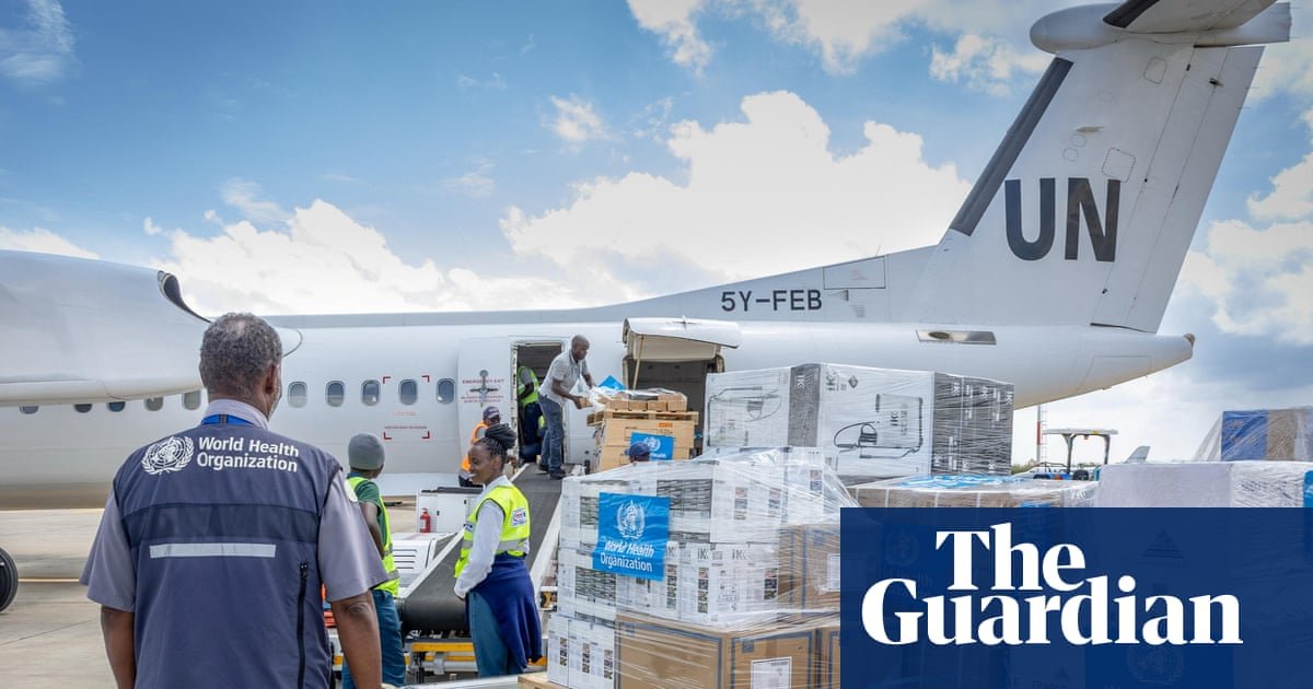 casos sospechosos — Trabajadores cargan suministros médicos en paletas en un avión de la ONU, en el contexto de una respuesta sanitaria. Foto de: The Guardian