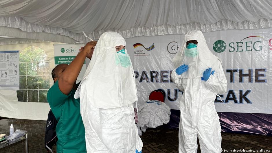 casos sospechosos — Miembros del Grupo de Expertos de Intervención Rápida en Salud (SEEG), que actúan frente a brotes de enfermedades altamente contagiosas como el ébola o la fiebre de Marburgo. En Nairobi, Kenia. (Archivo: 27.04.2026). Foto de: © Eva Krafczyk/dpa/picture alliance
