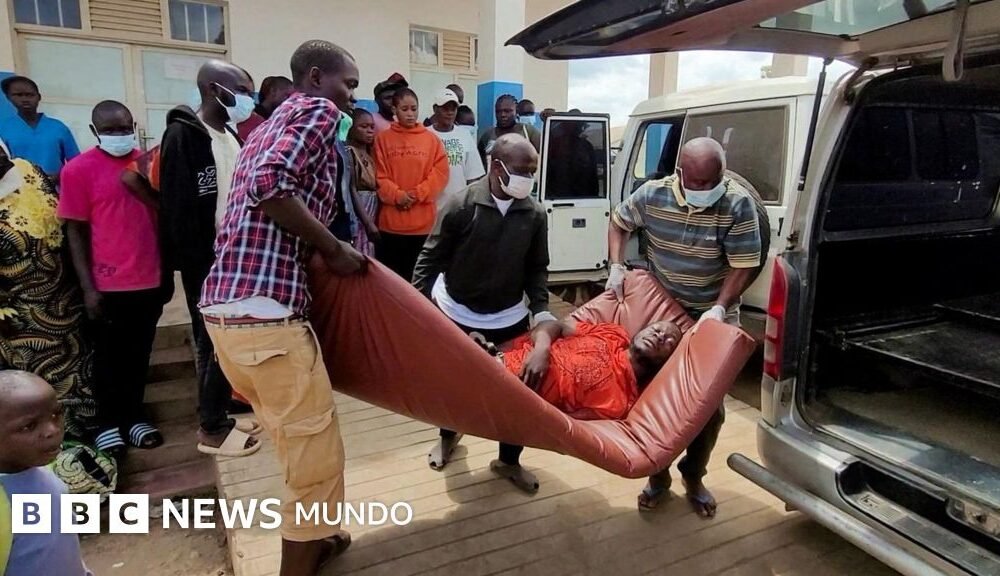 OMS emergencia sanitaria — Un hombre es trasladado en ambulancia a su llegada al Hospital General de Referencia de Bunia, luego de que se confirmara un brote de ébola de la cepa Bundibugyo, en la República Democrática del Congo.. Foto de: BBC Mundo