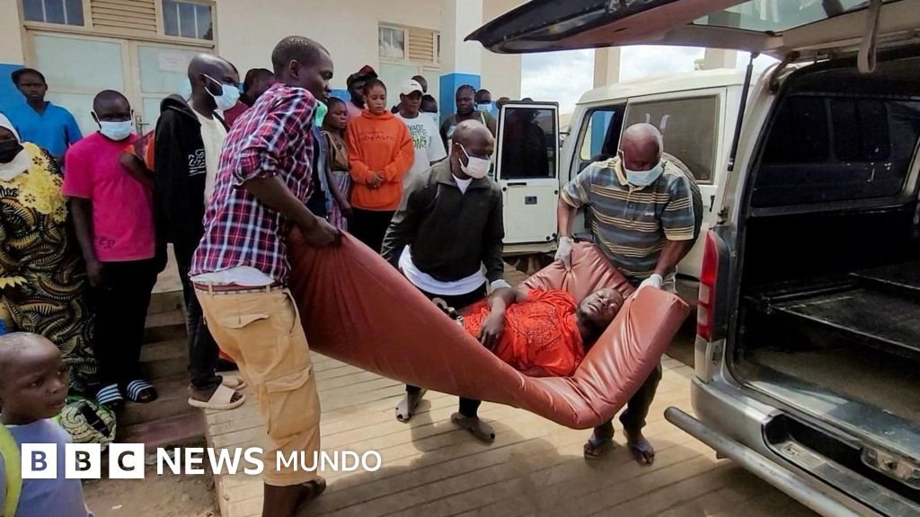 OMS emergencia sanitaria — Un hombre es trasladado en ambulancia a su llegada al Hospital General de Referencia de Bunia, luego de que se confirmara un brote de ébola de la cepa Bundibugyo, en la República Democrática del Congo.. Foto de: BBC Mundo