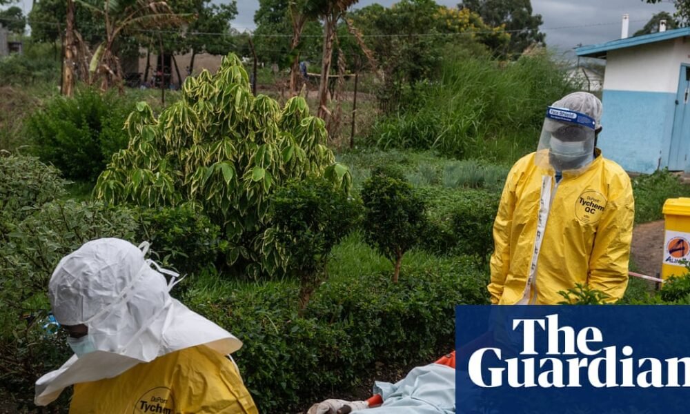 OMS eleva brote — Personal de salud en equipo de protección total maneja pacientes en un área de contención, reflejando la alerta de brote de Ébola en la República Democrática del Congo. Foto de: The Guardian