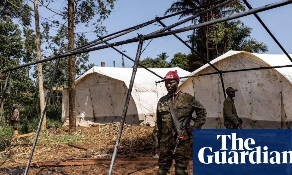 OMS cese fuego — Los equipos de respuesta médica se encuentran en un campamento temporal en la RDC, en el contexto de la crisis del brote de Ébola. Foto de: The Guardian