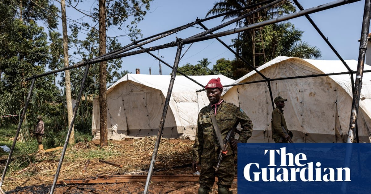 OMS cese fuego — Los equipos de respuesta médica se encuentran en un campamento temporal en la RDC, en el contexto de la crisis del brote de Ébola. Foto de: The Guardian
