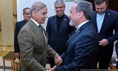 Pakistán enfrenta presiones — Primer ministro de Pakistán, Shehbaz Sharif, junto al ministro de Exteriores iraní, Abbas Araghchi.. Tomada por: © Pakistan Prime Minister Office/AP/dpa/picture alliance