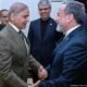 Pakistán enfrenta presiones — Primer ministro de Pakistán, Shehbaz Sharif, junto al ministro de Exteriores iraní, Abbas Araghchi.. Tomada por: © Pakistan Prime Minister Office/AP/dpa/picture alliance