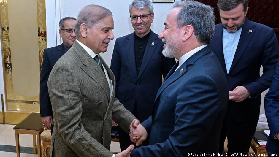 Pakistán enfrenta presiones — Primer ministro de Pakistán, Shehbaz Sharif, junto al ministro de Exteriores iraní, Abbas Araghchi.. Tomada por: © Pakistan Prime Minister Office/AP/dpa/picture alliance