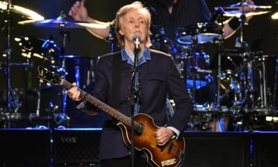 Paul McCartney se presenta en el escenario, recordando su aparición sorpresa en el episodio final de Colbert. Foto de: Jim Dyson/Getty Images