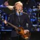 Paul McCartney se presenta en el escenario, recordando su aparición sorpresa en el episodio final de Colbert. Foto de: Jim Dyson/Getty Images