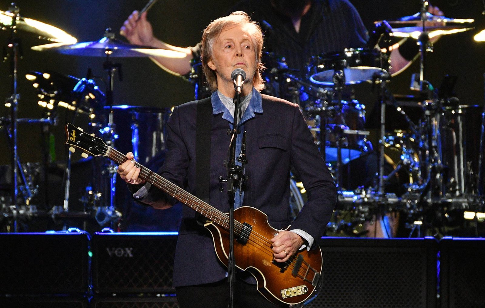 Paul McCartney se presenta en el escenario, recordando su aparición sorpresa en el episodio final de Colbert. Foto de: Jim Dyson/Getty Images