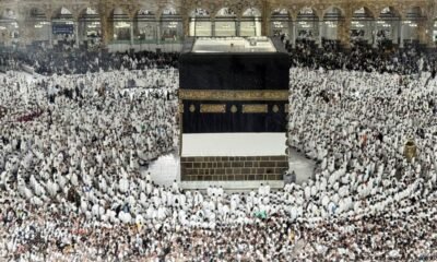 Arabia Saudita — Peregrinos musulmanes realizan el Hajj en la Kaaba de La Meca, un evento que se desarrolla en medio de tensiones geopolíticas. Foto de: Ali Atmaca/Anadolu Agency/IMAGO
