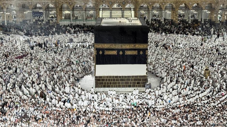 Arabia Saudita — Peregrinos musulmanes realizan el Hajj en la Kaaba de La Meca, un evento que se desarrolla en medio de tensiones geopolíticas. Foto de: Ali Atmaca/Anadolu Agency/IMAGO