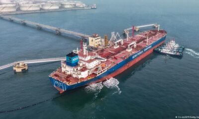petróleo iraní — Remolcadores trasladan un buque petrolero a su atraque en la terminal petrolera del puerto de Qingdao, en la provincia oriental china de Shandong, el 23 de marzo de 2026.