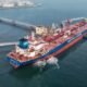 petróleo iraní — Remolcadores trasladan un buque petrolero a su atraque en la terminal petrolera del puerto de Qingdao, en la provincia oriental china de Shandong, el 23 de marzo de 2026.