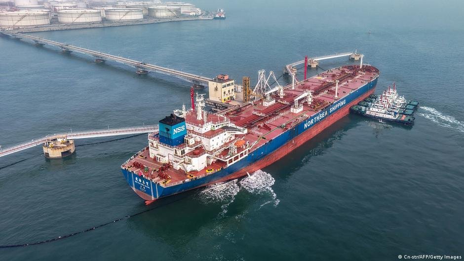 petróleo iraní — Remolcadores trasladan un buque petrolero a su atraque en la terminal petrolera del puerto de Qingdao, en la provincia oriental china de Shandong, el 23 de marzo de 2026.