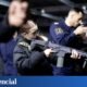 agresión rusa — Civiles polacos y militares participan en un entrenamiento de defensa en Polonia, preparándose ante posibles escenarios de agresión. Foto de: Reuters