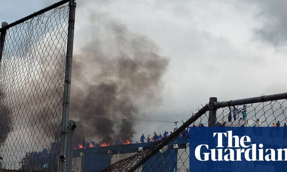 prisioneros protestan — Inmates en Venezuela protestan en el techo de la prisión, quemando colchones para denunciar abusos. Foto de: The Guardian