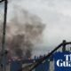 prisioneros protestan — Inmates en Venezuela protestan en el techo de la prisión, quemando colchones para denunciar abusos. Foto de: The Guardian