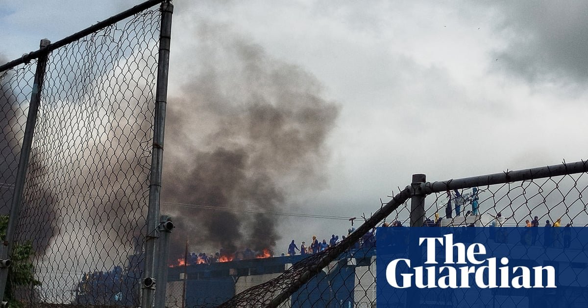 prisioneros protestan — Inmates en Venezuela protestan en el techo de la prisión, quemando colchones para denunciar abusos. Foto de: The Guardian