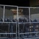 presidente Paz — La policía mantiene la guardia detrás de una valla durante las protestas anti-gobierno cerca del palacio en La Paz, Bolivia. Foto de: Juan Karita/AP Photo