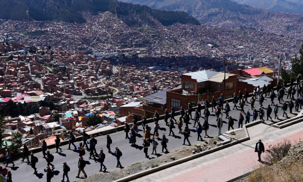 presidente Paz — Mineros artesanales en La Paz, Bolivia, marchan durante una protesta que exige acceso a áreas mineras ampliadas. Foto de: Juan Karita/AP Photo