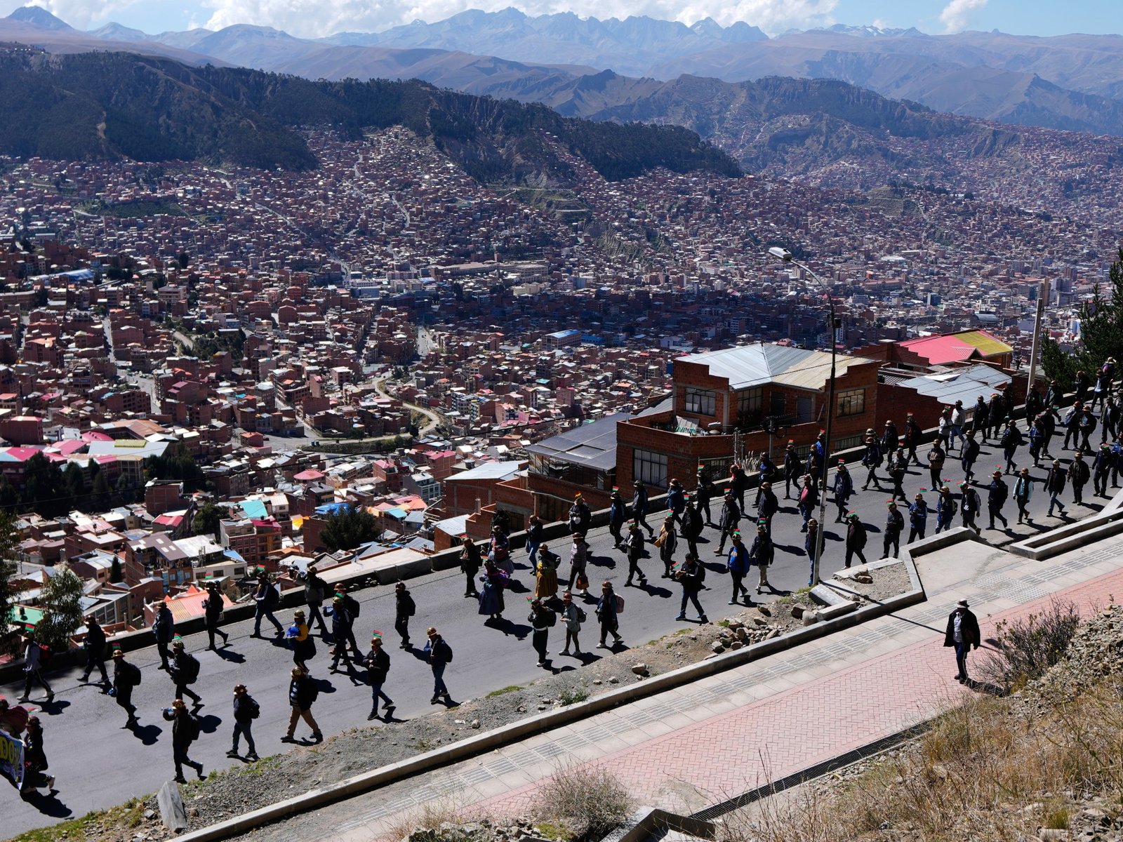 presidente Paz — Mineros artesanales en La Paz, Bolivia, marchan durante una protesta que exige acceso a áreas mineras ampliadas. Foto de: Juan Karita/AP Photo