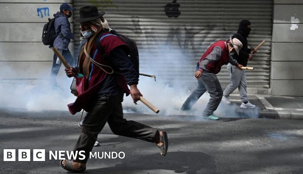 Rodrigo Paz — Manifestantes corren en medio de una marcha en La Paz, Bolivia, exigiendo la renuncia del presidente. Foto de: Reuters
