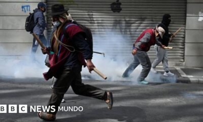 Rodrigo Paz — Manifestantes corren en medio de una marcha en La Paz, Bolivia, exigiendo la renuncia del presidente. Foto de: Reuters