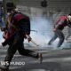 Rodrigo Paz — Manifestantes corren en medio de una marcha en La Paz, Bolivia, exigiendo la renuncia del presidente. Foto de: Reuters