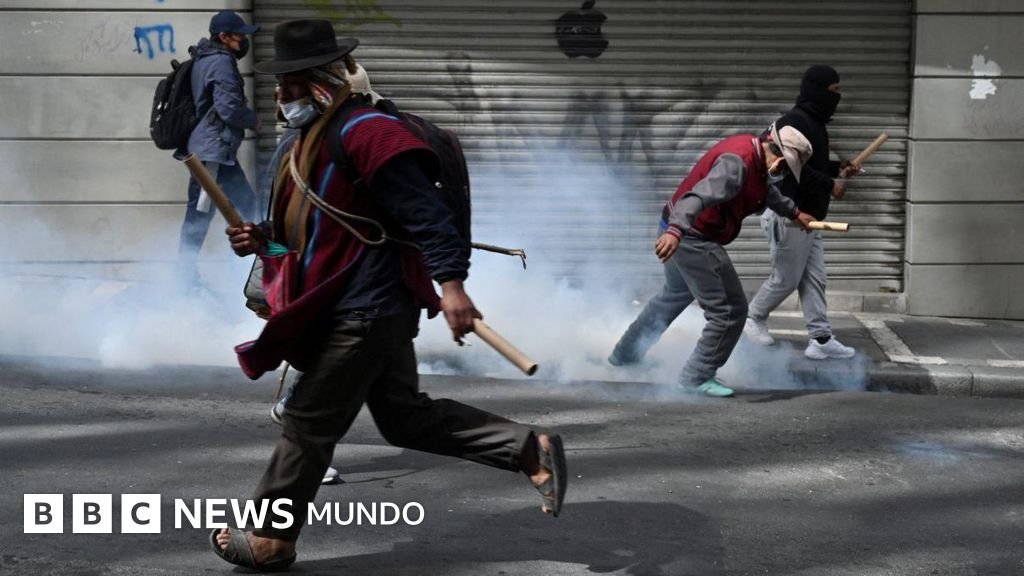 Rodrigo Paz — Manifestantes corren en medio de una marcha en La Paz, Bolivia, exigiendo la renuncia del presidente. Foto de: Reuters