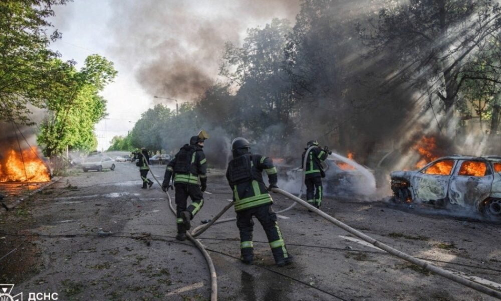 Putin declara alto — Bomberos apagan vehículos en llamas en el sitio de un ataque aéreo ruso en la ciudad de primera línea de Kramatorsk, región de Donetsk, Ucrania, el 5 de mayo de 2026 [State Emergency Service of Ukraine in Donetsk region/Handout via Reuters]