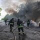 Putin declara alto — Bomberos apagan vehículos en llamas en el sitio de un ataque aéreo ruso en la ciudad de primera línea de Kramatorsk, región de Donetsk, Ucrania, el 5 de mayo de 2026 [State Emergency Service of Ukraine in Donetsk region/Handout via Reuters]