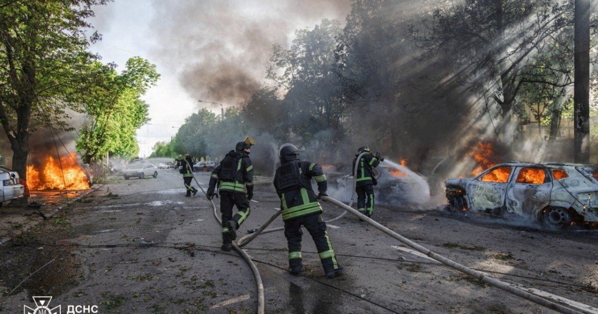 Putin declara alto — Bomberos apagan vehículos en llamas en el sitio de un ataque aéreo ruso en la ciudad de primera línea de Kramatorsk, región de Donetsk, Ucrania, el 5 de mayo de 2026 [State Emergency Service of Ukraine in Donetsk region/Handout via Reuters]