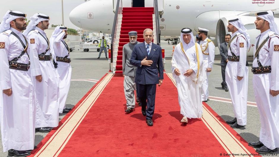 Qatar intensifica esfuerzos — El primer ministro de Pakistán, Shehbaz Sharif, llega a Doha, Catar, en 2026