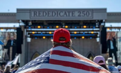 rally oración Washington — Un hombre sostiene una bandera estadounidense y lleva un sombrero de Trump mientras asiste al Rededicate 250, un gran encuentro de oración, en el National Mall en Washington, D.C., el 17 de mayo de 2026.. Foto de: © Bonnie Cash/UPI Photo/Newscom/picture alliance
