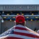 rally oración Washington — Un hombre sostiene una bandera estadounidense y lleva un sombrero de Trump mientras asiste al Rededicate 250, un gran encuentro de oración, en el National Mall en Washington, D.C., el 17 de mayo de 2026.. Foto de: © Bonnie Cash/UPI Photo/Newscom/picture alliance