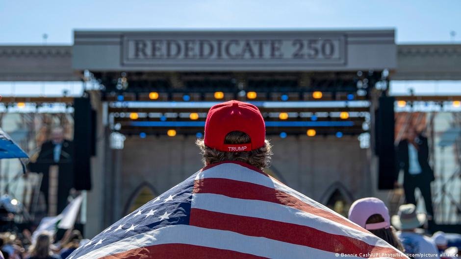 rally oración Washington — Un hombre sostiene una bandera estadounidense y lleva un sombrero de Trump mientras asiste al Rededicate 250, un gran encuentro de oración, en el National Mall en Washington, D.C., el 17 de mayo de 2026.. Foto de: © Bonnie Cash/UPI Photo/Newscom/picture alliance