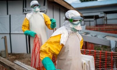 muertes probables — Personal sanitario con trajes de protección trabajan en un centro de atención de pacientes con ébola en la RDC. Foto de: dpa/alliance