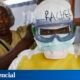 RDC enfrenta — Un trabajador en el centro de ébola de República Democrática del Congo. Tomada por: EFE/Kinsella Cunnigham