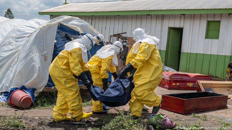 casos sospechosos — Imagen de la cobertura sobre Hospitales del epicentro del ébola en RDC están "repletos". Foto de: Moses Sawasawa/AP Photo/picture alliance