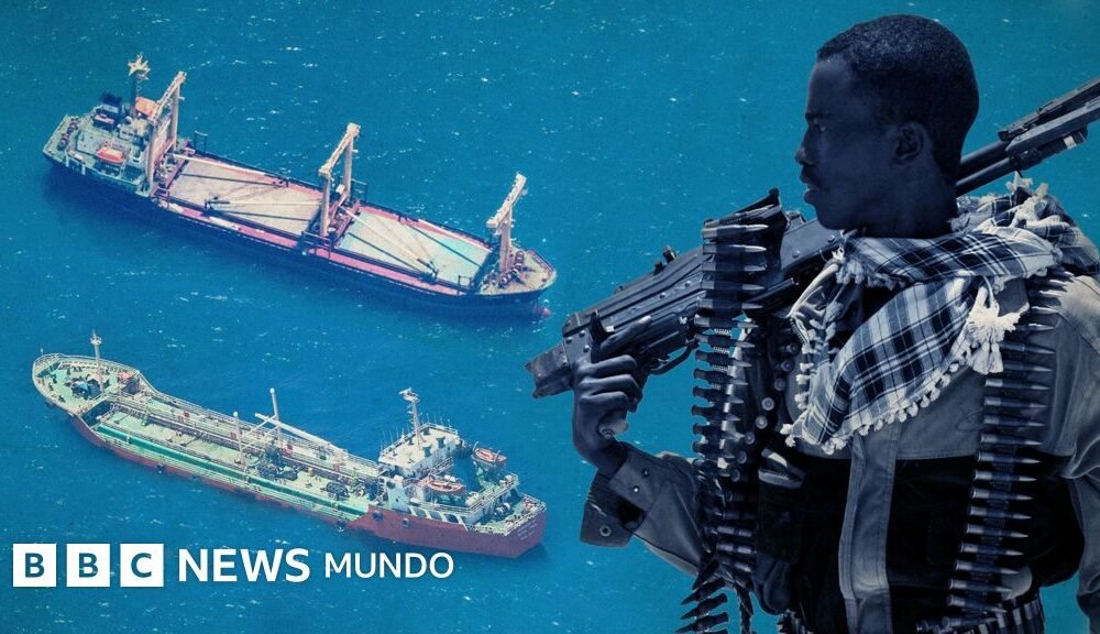 piratería marítima — Esta imagen compuesta muestra a un pirata portando un arma de alto calibre a la derecha y dos buques que fueron secuestrados recientemente a la izquierda.. Tomada por: BBC Mundo