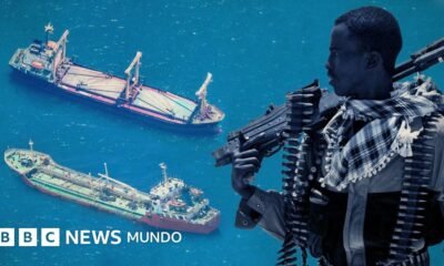 piratería marítima — Esta imagen compuesta muestra a un pirata portando un arma de alto calibre a la derecha y dos buques que fueron secuestrados recientemente a la izquierda.. Tomada por: BBC Mundo