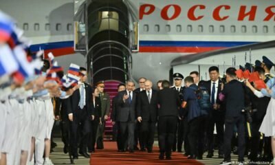 Putin Jinping reúnen — El presidente ruso, Vladimir Putin, camina por la alfombra roja tras su llegada al aeropuerto internacional. Foto de: Gao Jie/Xinhua/picture alliance