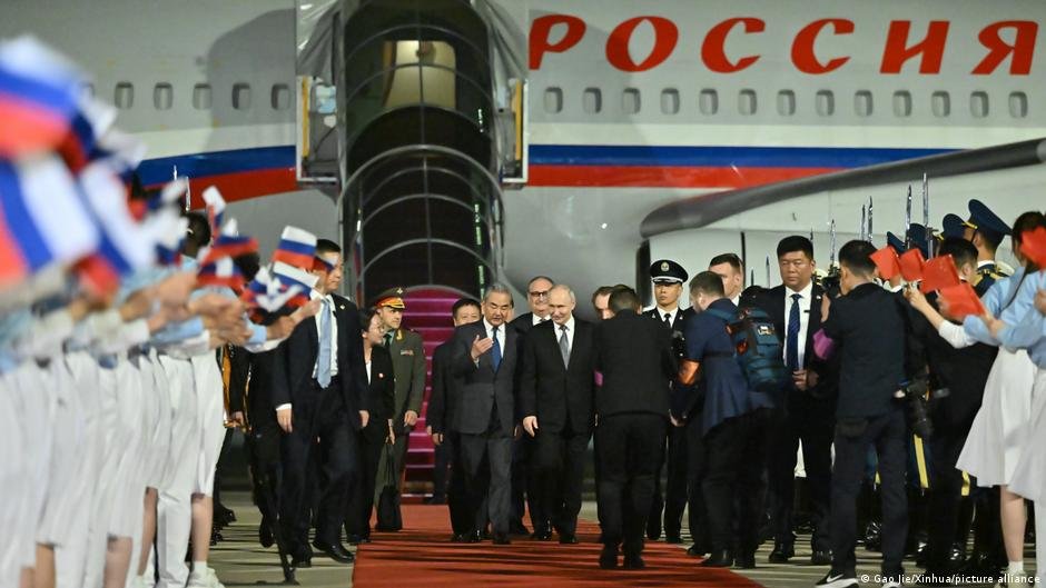 Putin Jinping reúnen — El presidente ruso, Vladimir Putin, camina por la alfombra roja tras su llegada al aeropuerto internacional. Foto de: Gao Jie/Xinhua/picture alliance
