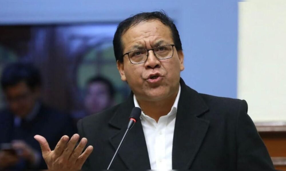 cierre campaña Roberto Sánchez — Roberto Sánchez se dirige a los asistentes durante un evento, alistando el cierre de campaña en el sur del país y en Lima. Foto de: La República